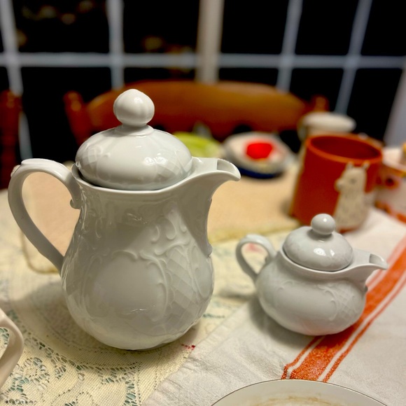 SELTMANN WEIDEN BAVARIA GERMANY WHITE EMBOSSED TEAPOT COFFEEPOT SALZBURG VIENNA - Picture 6 of 16